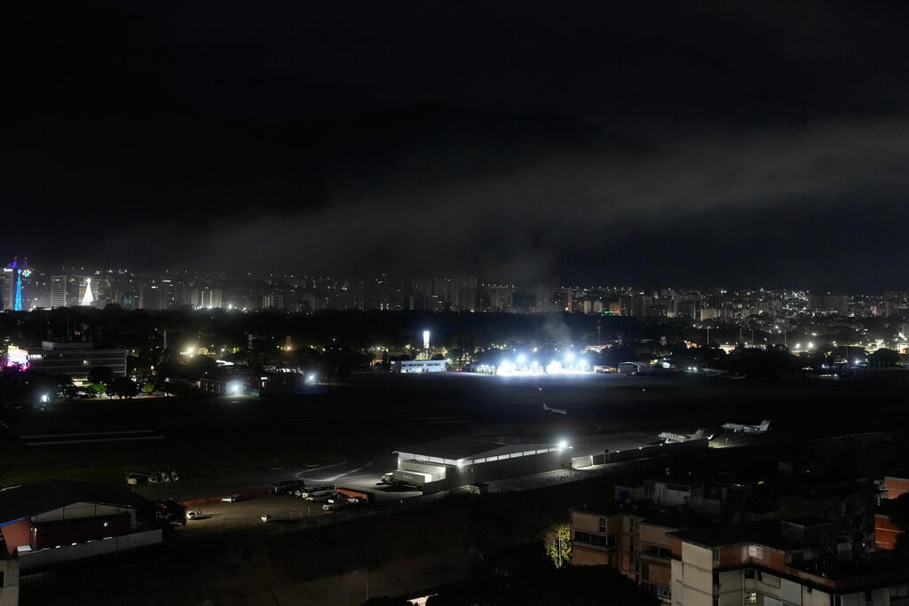 Smoke at La Carlota Airport in Caracas (Photo: AP Photo/Matias Delacroix) עשן בנמל התעופה לה קרלוטה שבקראקס