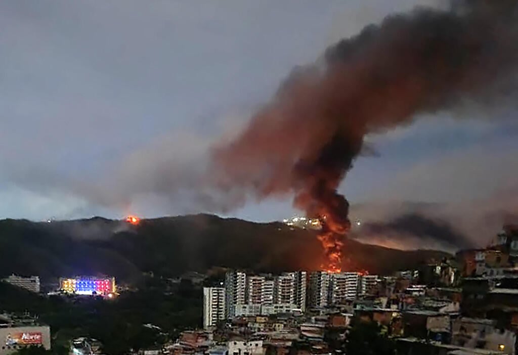 Fire burning at the Fuerte Tiuna military base in Caracas; Venezuela reports dead and wounded (Photo: AFP) אש בוערת בבסיס פוארטה טיונה שבקראקס
