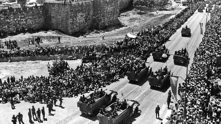מצעד צה”ל עובר דרך מזרח ירושלים (דן הדני) מצעד צה”ל עובר דרך מזרח ירושלים