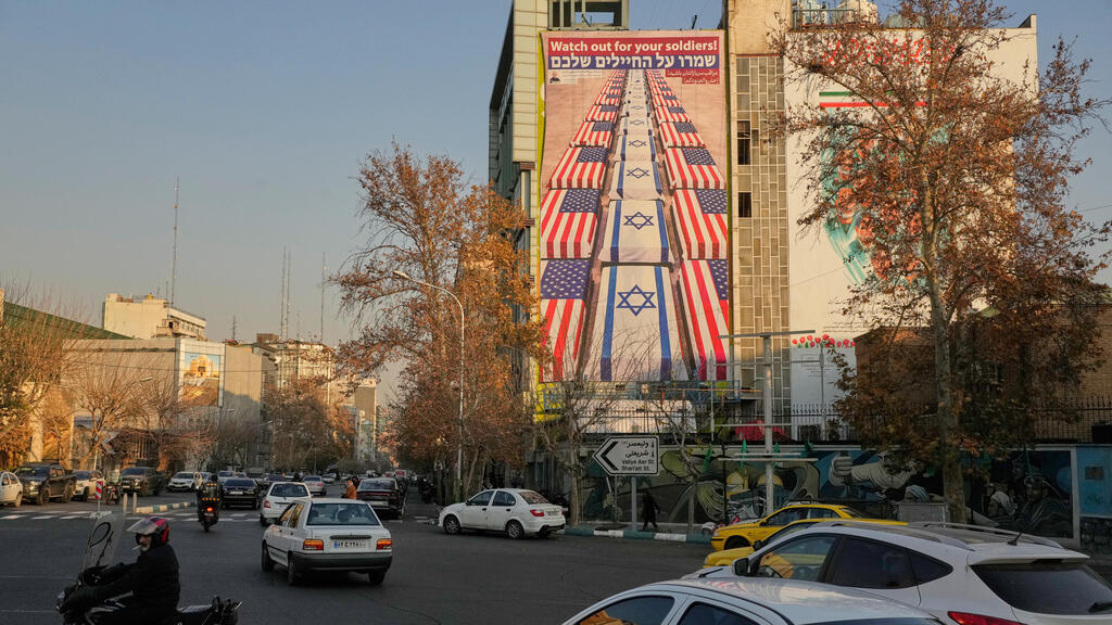 Tehran (Photo: Vahid Salemi/ AP) טהרן איראן שלט חוצות נגד ישראל ו ארה"ב