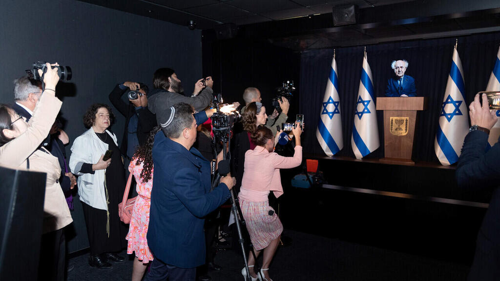 Lifelike holograms of Israel’s leaders (Photo: Jerusalem Museum) hologram