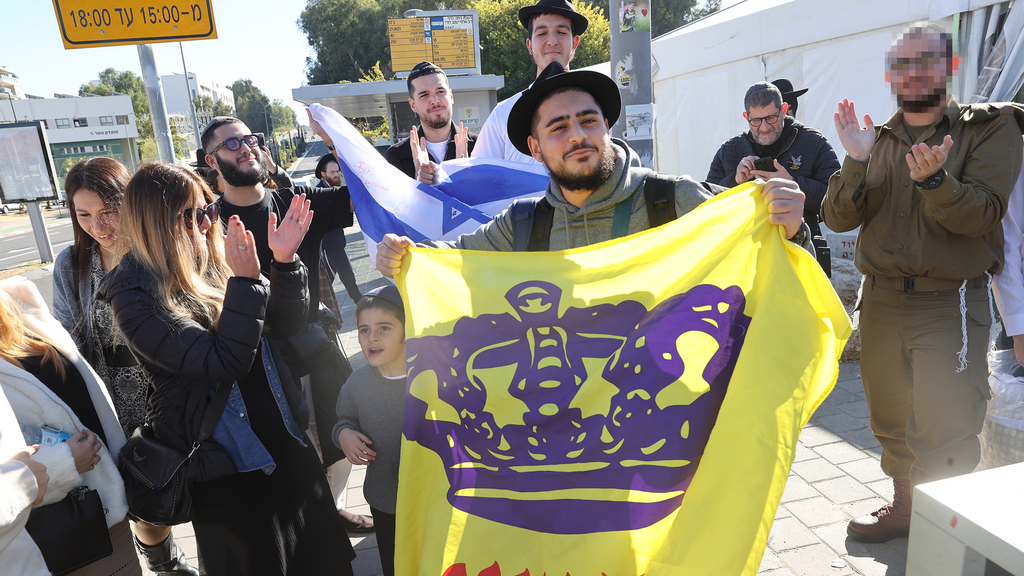 Celebrating IDF enlistment with a ‘Messiah’ flag at the induction base (Photo: Yariv Katz) חרדים בתהליך חיול בבקו"ם