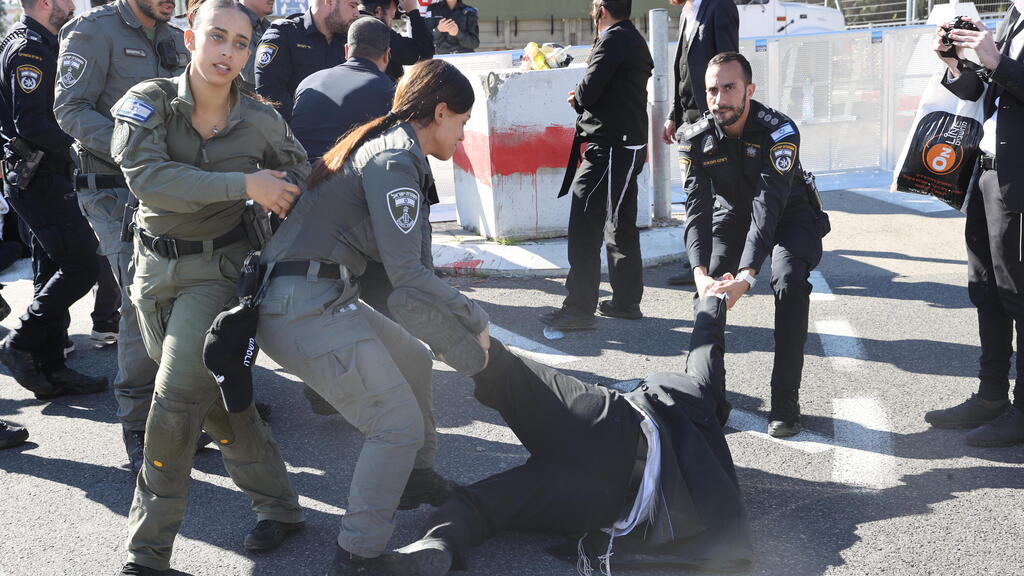 Clashes between police and protestors (Photo: Yariv Katz) עימותים בין משטרה למפגינים חרדים בזמן גיוס חרדים בבקו"ם