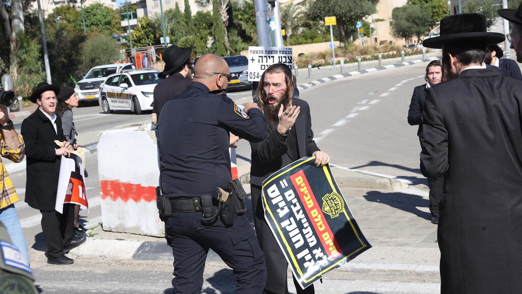 Photo: Yariv Katz עימותים בין משטרה למפגינים חרדים בזמן גיוס חרדים בבקו"ם