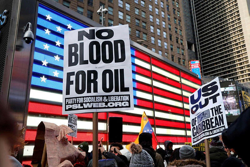 Protesters in Times Square demonstrate against the strike on Venezuela and the arrest of President Nicolás Maduro (Photo: AFP) מפגינים בטיימס סקוור נגד התקיפה בוונצואלה ומעצר הנשיא ניקולס מדורו
