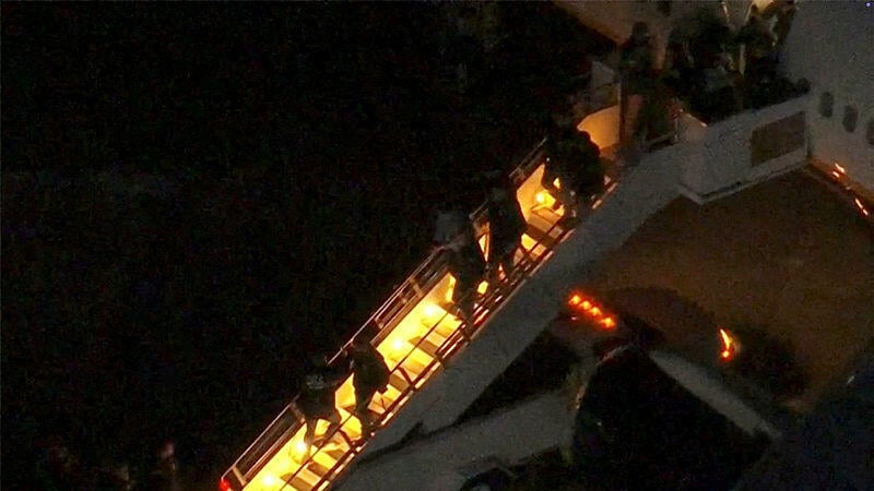 Maduro getting off the plane in New York (Photo: Reuters) נשיא ונצואלה יורד מהמטוס בניו יורק