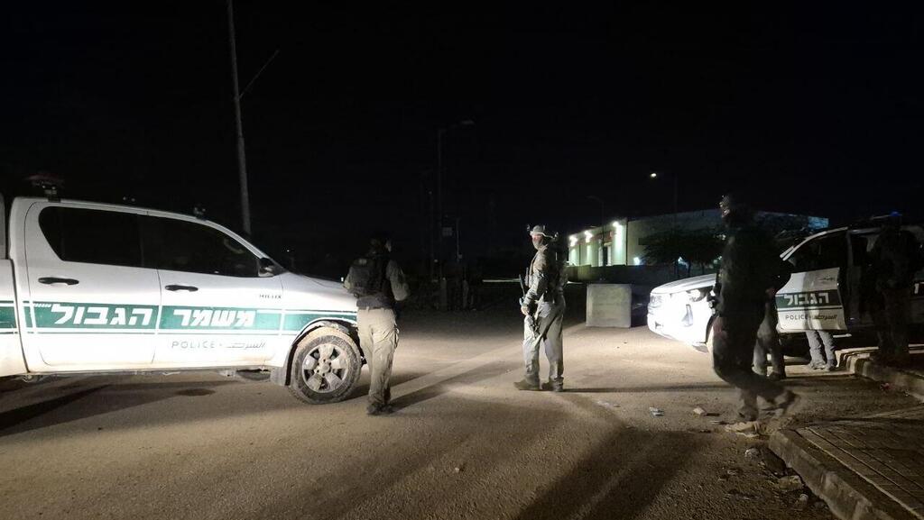 Border Police forces at the entrance to Tarabin, after the shooting of the suspect (Photo: Ilana Curiel) כוחות מג"ב בכניסה לתארבין, אחרי הירי בחשוד