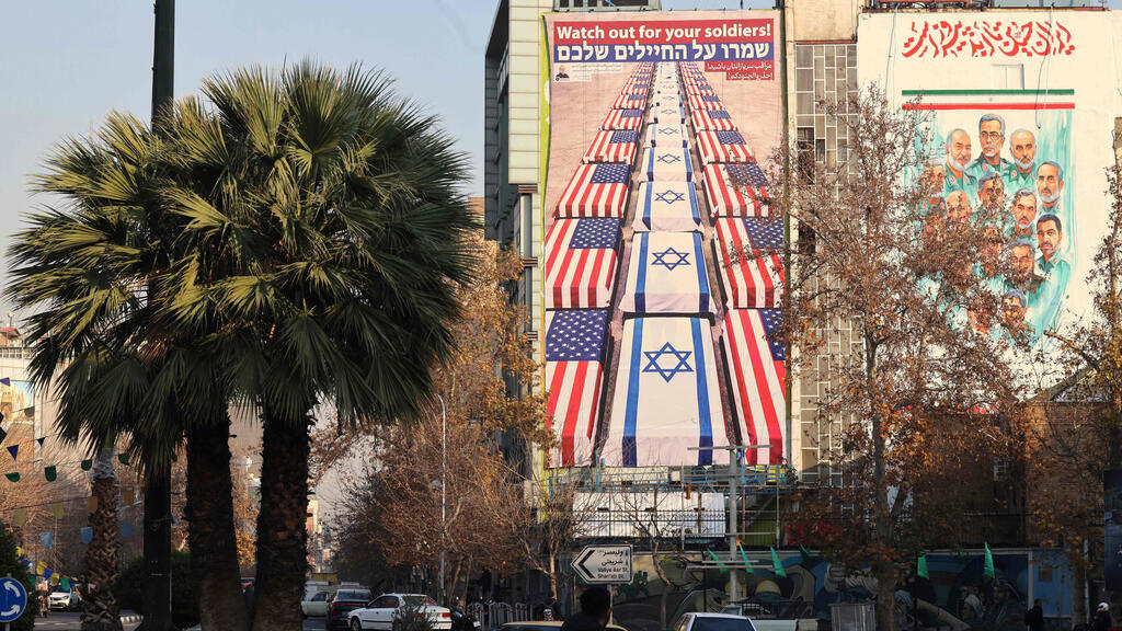 Tehran (Photo: Atta Kenare/ AFP) טהרן איראן שלט חוצות נגד ישראל ו ארה"ב