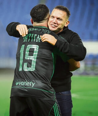 ברק בכר מחבק את איתן אזולאי. לא שוכח את ההשפלה