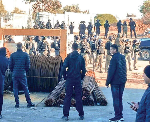 כוחות משטרה מול תושבים בתראבין כוחות משטרה מול תושבים בתראבין