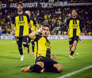 בהצדעה. שועה חוגג עם ניצחון  של בית"ר | צילום: עוז מועלם