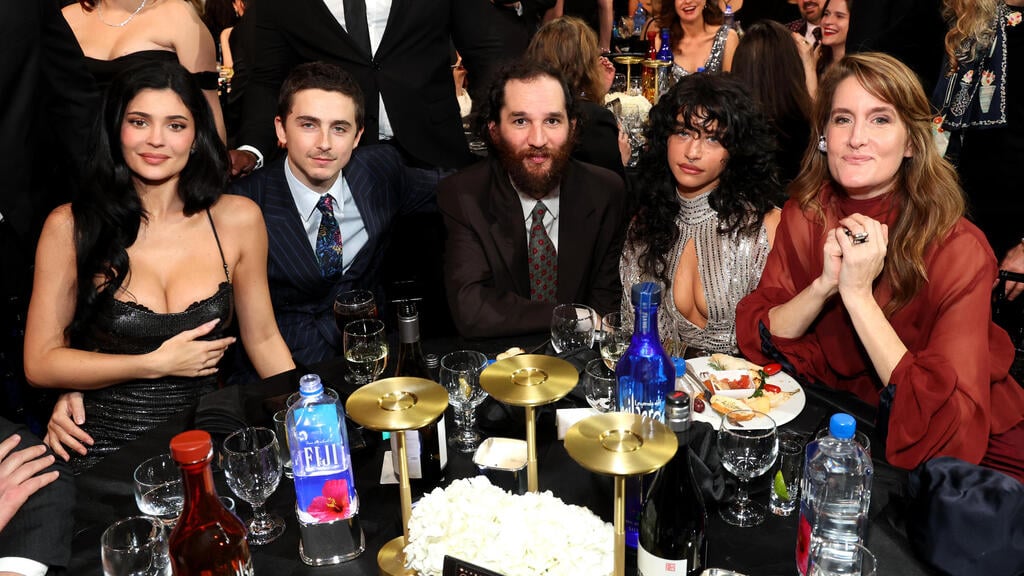 Jennifer Venditti, Odessa A'zion, Josh Safdie, Timothée Chalamet and Kylie Jenner at the Critics' Choice Awards, 2026 (Photo: Phillip Faraone/Getty Images for FIJI Water) ג'ניפר ונדיטי, אודסה א'זיון, ג'וש ספדי, טימותי שאלאמה וקיילי ג'נר בטקס פרסי המבקרים, 2026