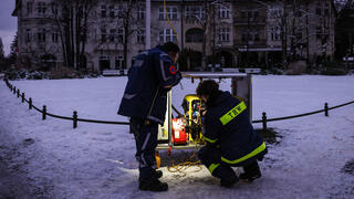 "פיגוע החשמל" האנרכיסטי החשיך שכונות יוקרה בברלין הקפואה: "אין אמפטיה לבעלי הווילות"