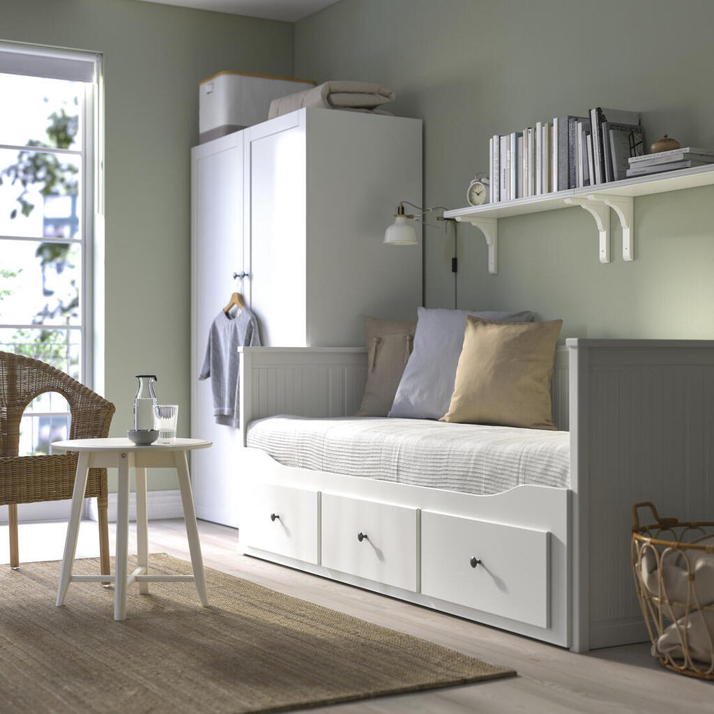מיטה HEMNES במחיר 1,495 שקל, אחד ממוצרי הדגל (צילום: סטודיו איקאה) מיטה HEMNES מחיר סייל 1495 שח איקאה (2)