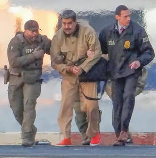 מובל באזיקים. מדורו בדרכו לבית המשפט