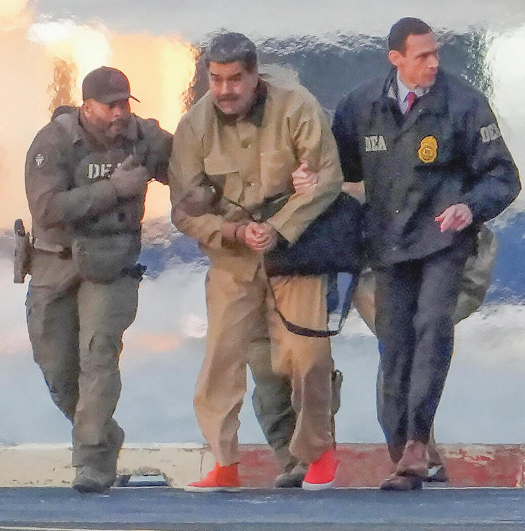 מובל באזיקים. מדורו בדרכו לבית המשפט