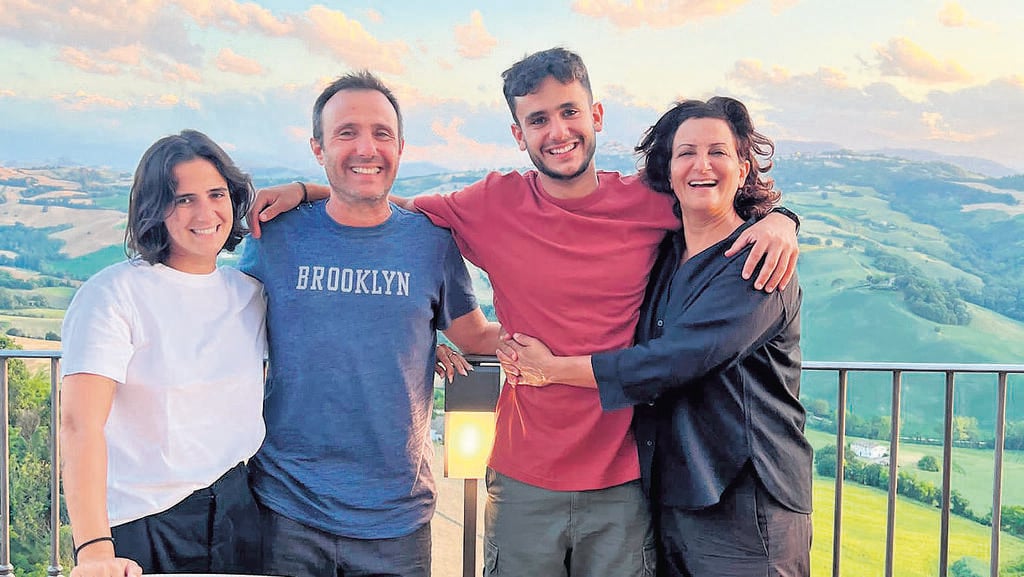 זואי וריף עם ההורים סיגל ואבי (צילום: אלבום פרטי) מימין לשמאל: סיגל, ריף, אבי וזואי הרוש
