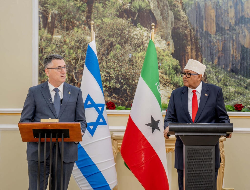 Photo: AFP PHOTO / Somaliland Presidential Office / HANDOUT שר החוץ גדעון סער בביקור מדיני בסומלילנד