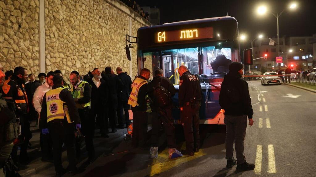The scene of the death of a Haredi Palestinian teen struck by the bus (Photo: Alex Kolomoisky) זירת דריסת המפגין החרדי בירושלים