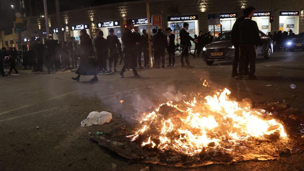 Haredi protesters set fire at an intersection in Jerusalem during an anti-draft protest (Photo: Alex Kolomoisky) זירת דריסת המפגין החרדי בירושלים