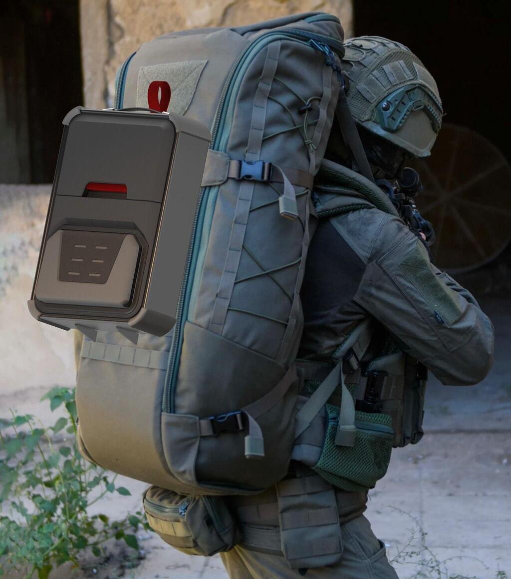 Soldier wears portable refrigerator to keep fresh blood safe Lotatti developed (Photo: Private collection) עוז לוטטי