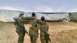 "ההורים שמחים שאני בנצח יהודה". מימין: י', מ' ו־א', ברצועת עזה, אתמול