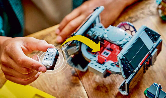 הקוביה החכמה מתמשקת  עם משטח לגו