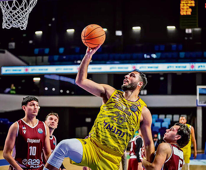 גדול עליהם. עידן זלמנסון מול שחקני הנוער של טרפאני