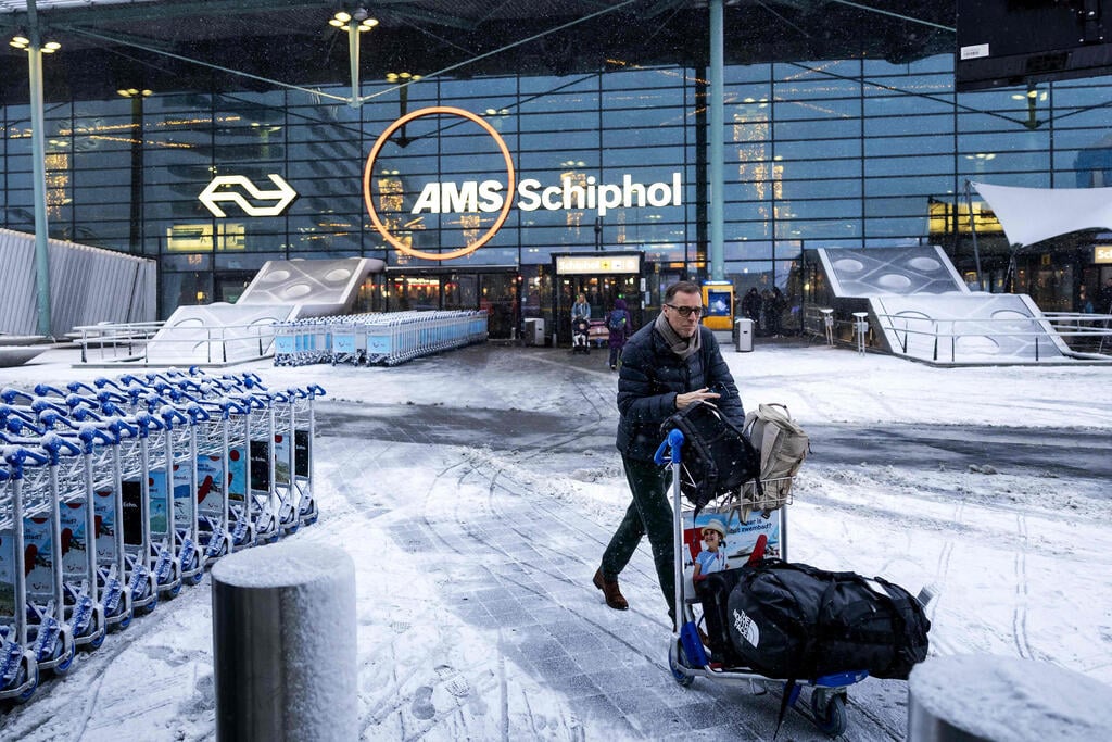 Photo: Robin van Lonkhuijsen / various sources / AFP אירופה מזג אוויר גל קור הולנד אמסטרדם סכיפהול