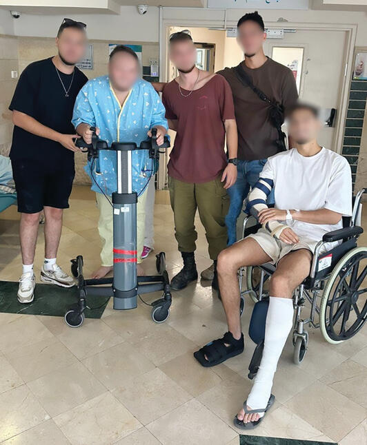 הפכו לחברים טובים. רב"ט ג' )מלפנים( וסמל ל' יחד עם הצוות הרפואי