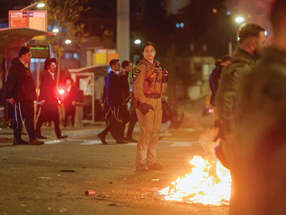 מבעירים מדורות בעצרת החרדית