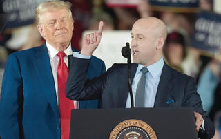 סמן קיצוני. מילר לצד טראמפ