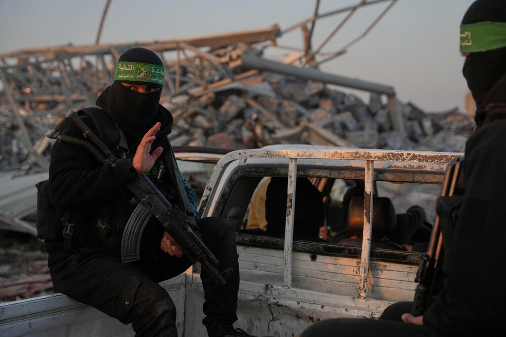 Photo: AP Photo/Abdel Kareem Hana חיפושים אחר החטוף רן גואילי בשכונת זייתון בעזה