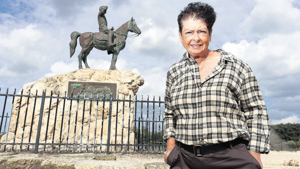 טלי זייד רווה, עם הפסל של סבה (צילום: אלעד גרשגורן) טלי זייד רווה, עם הפסל של סבה