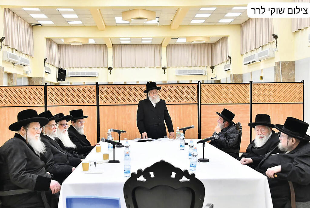 כינוס ה"מועצת" ביום רביעי בלילה. בדרך נאלצו האדמו"רים לעבור בזירת הדריסה של הנער | צילום: שוקי לרר
