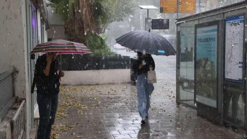 תחזית מזג האוויר: טמפרטורות נמוכות מהרגיל - וגשם מלווה בסופות רעמים