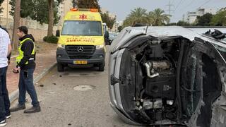 הסערה בעיצומה: פצוע מהתהפכות רכב לאחר קריסת עץ, נמדדה רוח של 104 קמ"ש