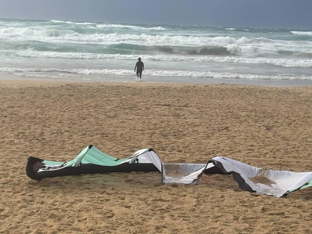 Kitesurfer killed at Tei’o Beach in Bat Yam (Photo: Meit Turgeman) הזירה בבת ים