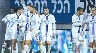 שחקני הפועל פתח תקווה חוגגים