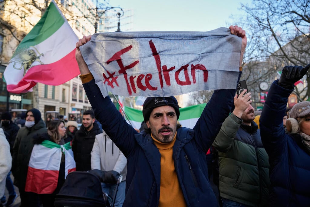 Demonstration by supporters of protesters in Iran, Berlin (Photo: AP Photo/Ebrahim Noroozi) הפגנה של תומכי המפגינים ב איראן ב ברלין