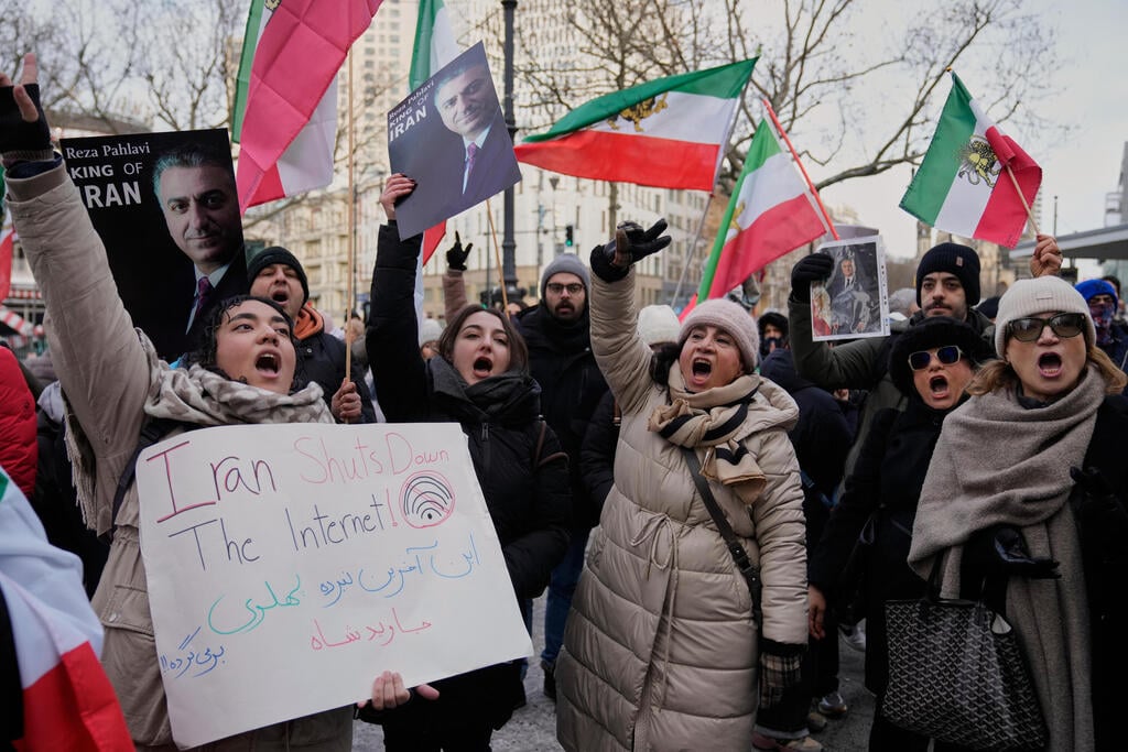 Protest in Berlin in support of Iranian demonstrators (Photo: AP Photo/Ebrahim Noroozi) הפגנה של תומכי המפגינים ב איראן ב ברלין