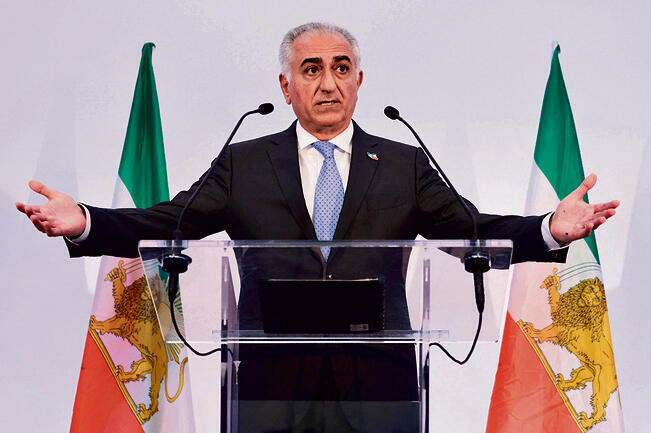 מנסה לעבור לקדמת הבמה. רזא פהלווי (JOEL SAGET, AFP) מנסה לעבור לקדמת הבמה. רזא פהלווי