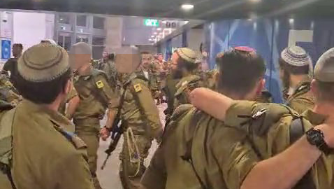 החיילים הדתיים רוקדים מחוץ לאולם ממנו יצאו בעקבות שירת הנשים