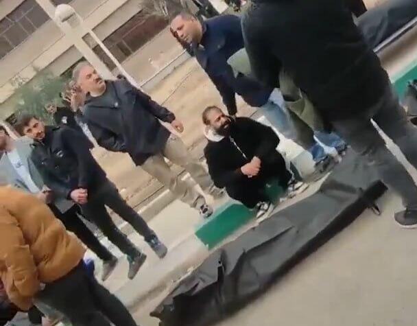 Mourning protesters killed in Iran עשרות גופות של מפגינים בעיר קחריזאק באיראן, וקרובי ההרוגים מתייפחים לידם