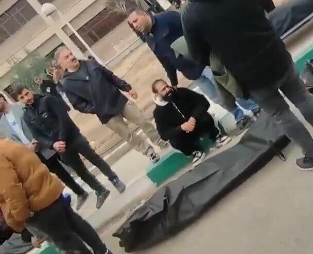 Families weeping over the bodies of relatives killed in the regime's crackdown on protests across Iran עשרות גופות של מפגינים בעיר קחריזאק באיראן, וקרובי ההרוגים מתייפחים לידם