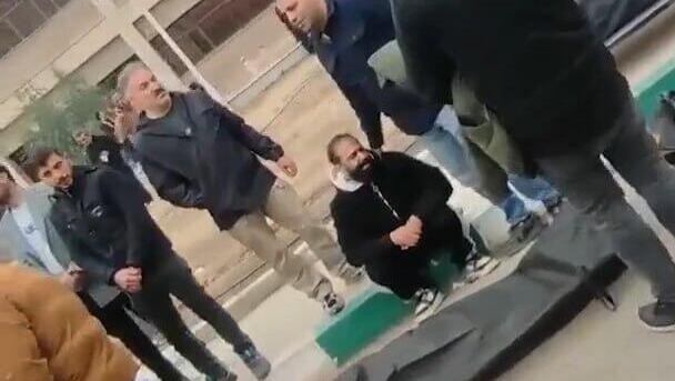 כל מה שרואים שם זה גופות עטופות ניילון שחור. מתוך הסרטון המזעזע עשרות גופות של מפגינים בעיר קחריזאק באיראן, וקרובי ההרוגים מתייפחים לידם