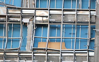 "כל יום בדרך לעבודה אני רואה את החלונות השבורים. הבניין ריק והרוס". הבניין שבו נמצאת הדירה בבעלותה של עו"ד מנע | צילום: מוטי קמחי