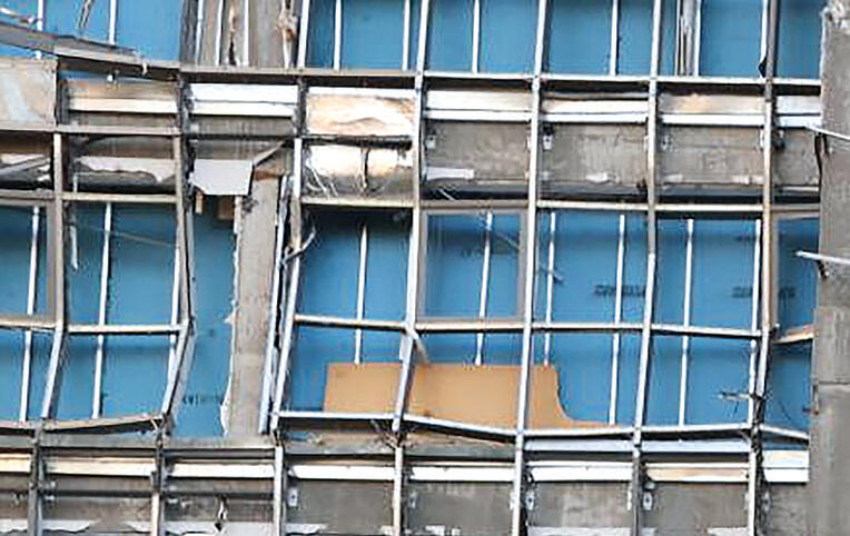 "כל יום בדרך לעבודה אני רואה את החלונות השבורים. הבניין ריק והרוס". הבניין שבו נמצאת הדירה בבעלותה של עו"ד מנע | צילום: מוטי קמחי