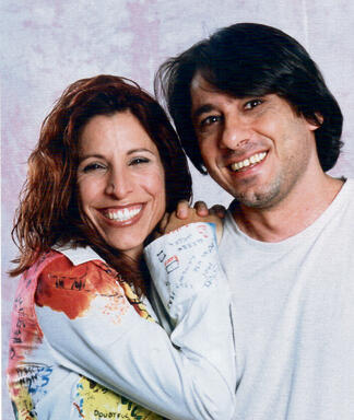 עם אחותו  אורנה.  "בכל הבנאים  אין זיוף"