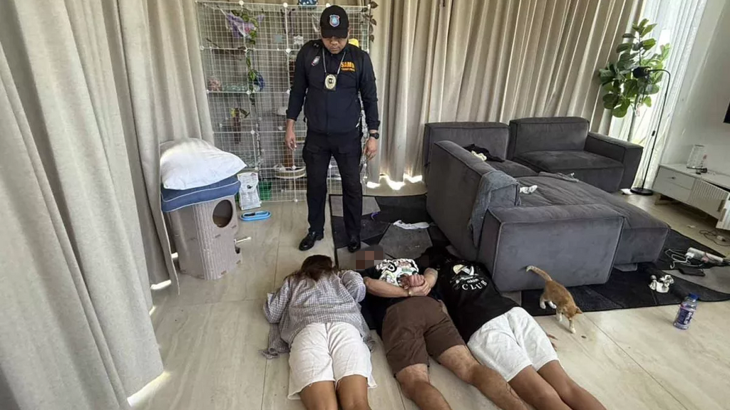 Suspects on the floor of the luxury villa (Photo: Bangkok Post) הישראלים שנעצרו בתאילנד